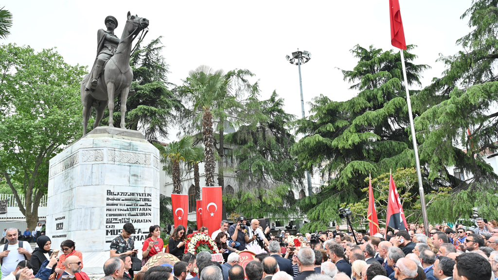 Mustafa Bozbey - Atatürk Anıtına Çelenk Sunduk