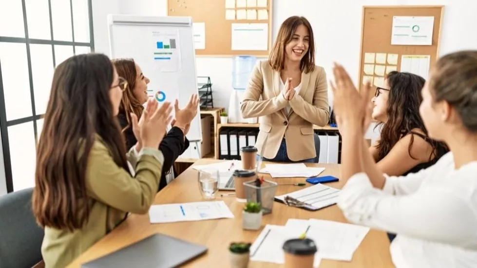 Mustafa Bozbey - Söz Sende! - Kent dinamiğinin parçası, hayatın yarısını oluşturan; üretimde, sosyal hayatta, ev içi emekte payı büyük olan kadınların kentin yönetim paydaşlarından biri haline getirilmeleri gerekmektedir. Kadınların görünmez olmadığı, sadece erkeklerin söz sahibi olmadığı eşit bir Bursa’yı var etmek hedeflenmektedir. Kadınları karar alma süreçleri ve kent yönetimine dâhil etmek için “SÖZ KADINLARDA”.
